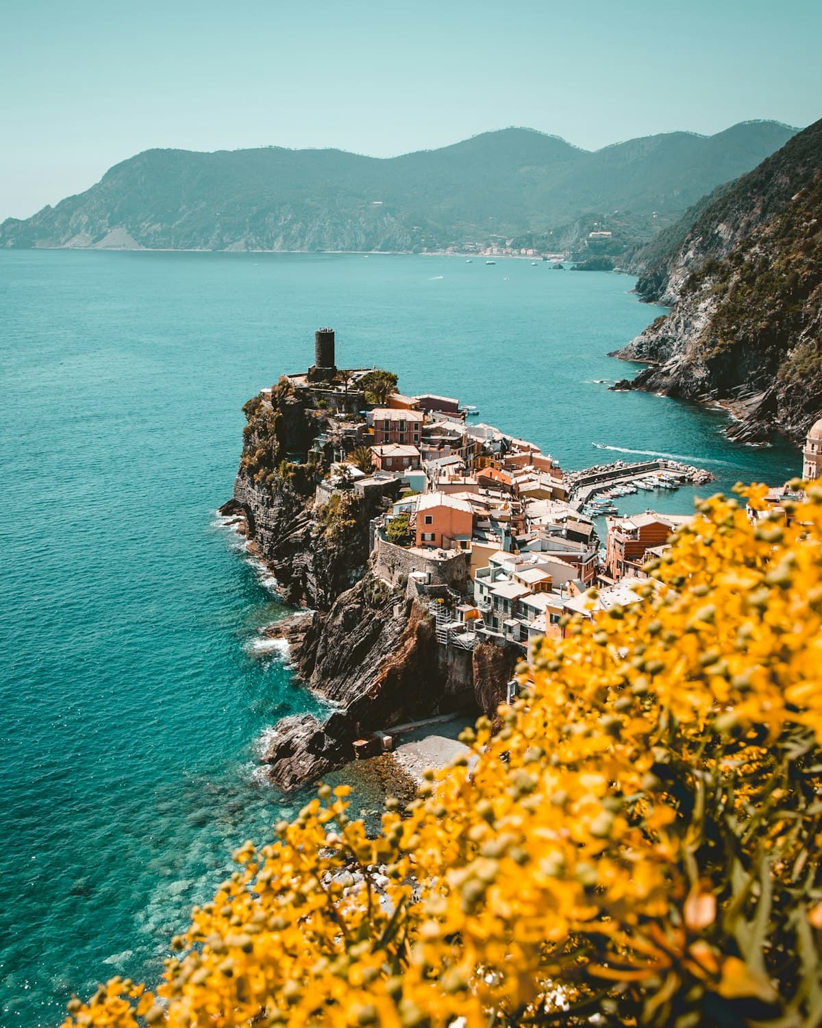 Borgo sul mare tra le scogliere